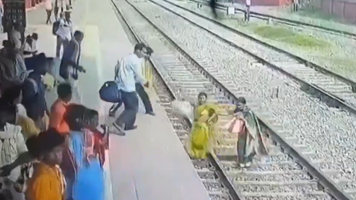 VIDEO FUERTE Dos mujeres intentaban cruzar las vías, pero son arrolladas por el tren