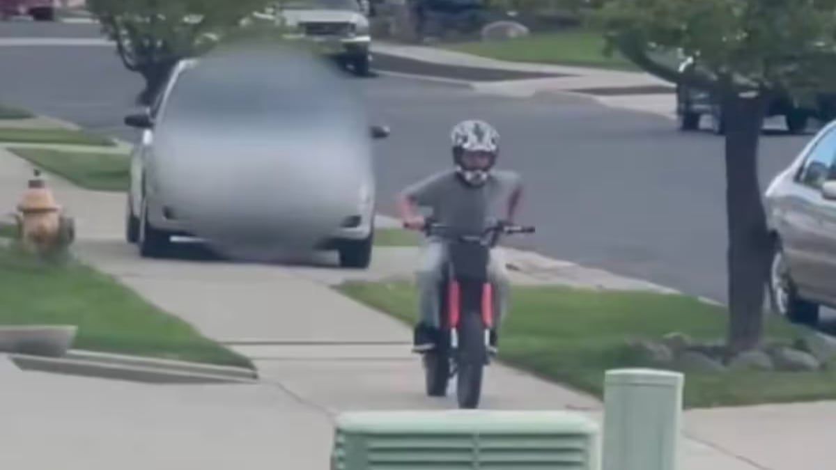 VIDEO ¡De película! Mujer persigue en su vehículo a un niño para arrollarlo