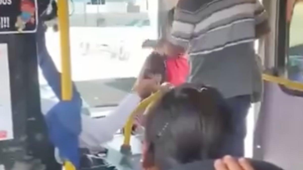 VIDEO Hombre amenaza a chofer con arma en Oaxaca
