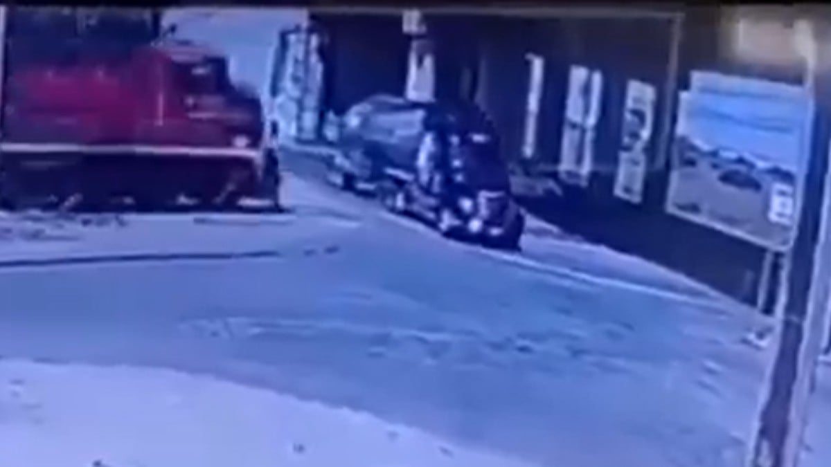 VIDEO Captan momento exacto en que tren se impacta contra pipa de gasolina; hay 2 muertos