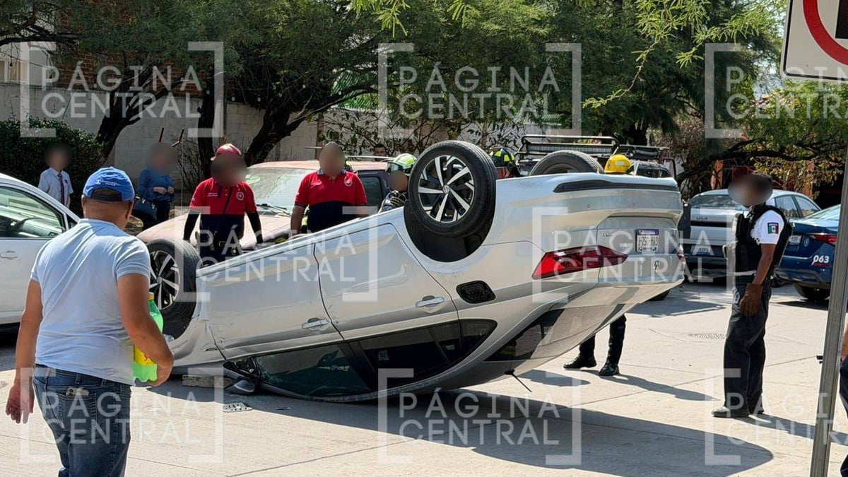 Accidente en Privanza los Naranjos: Madre e hijo vuelcan tras aparatoso choque
