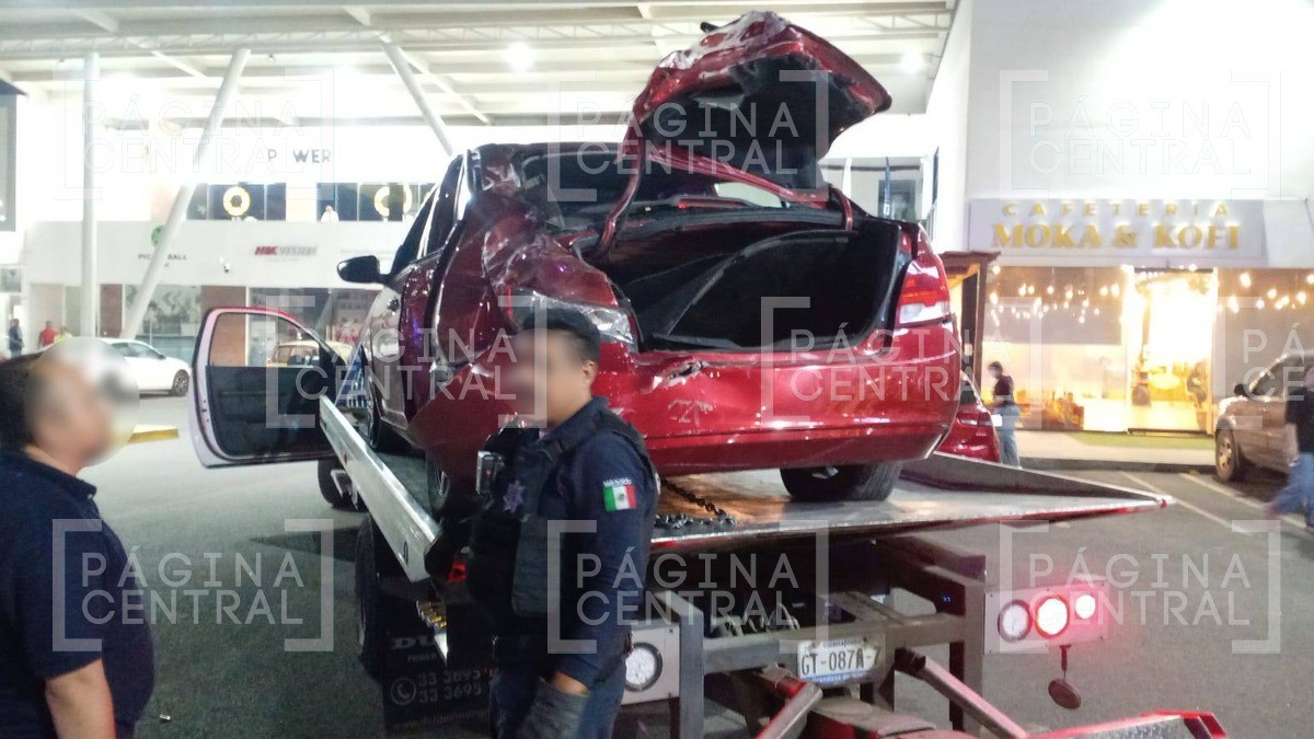 Resulta ileso tras aparatosa volcadura en el Libramiento Morelos; así manejaba