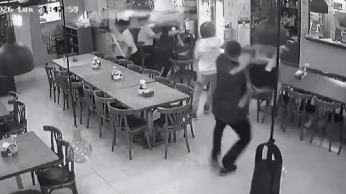 VIDEO ¡A sillazos! Comensales se enfrentan a asaltante en un restaurante y lo hacen huir