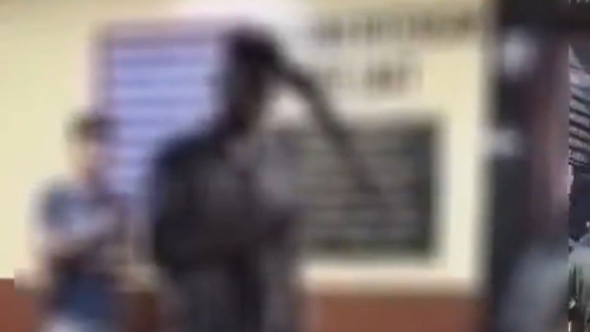 VIDEO Hombre acude al hospital con un machete en la cabeza; tardan 8 horas en atenderlo