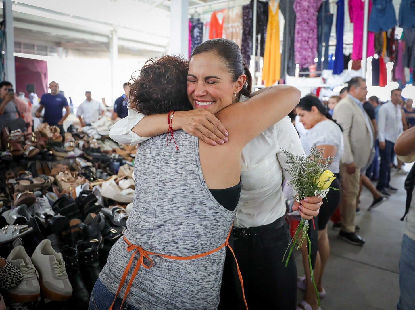 Ale Gutiérrez celebra a las madres comerciantes de La Pulga con nuevos apoyos