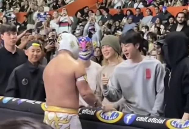 ¡De la música al ring! BTS sorprende al aparecer en la Arena México apoyando a Místico
