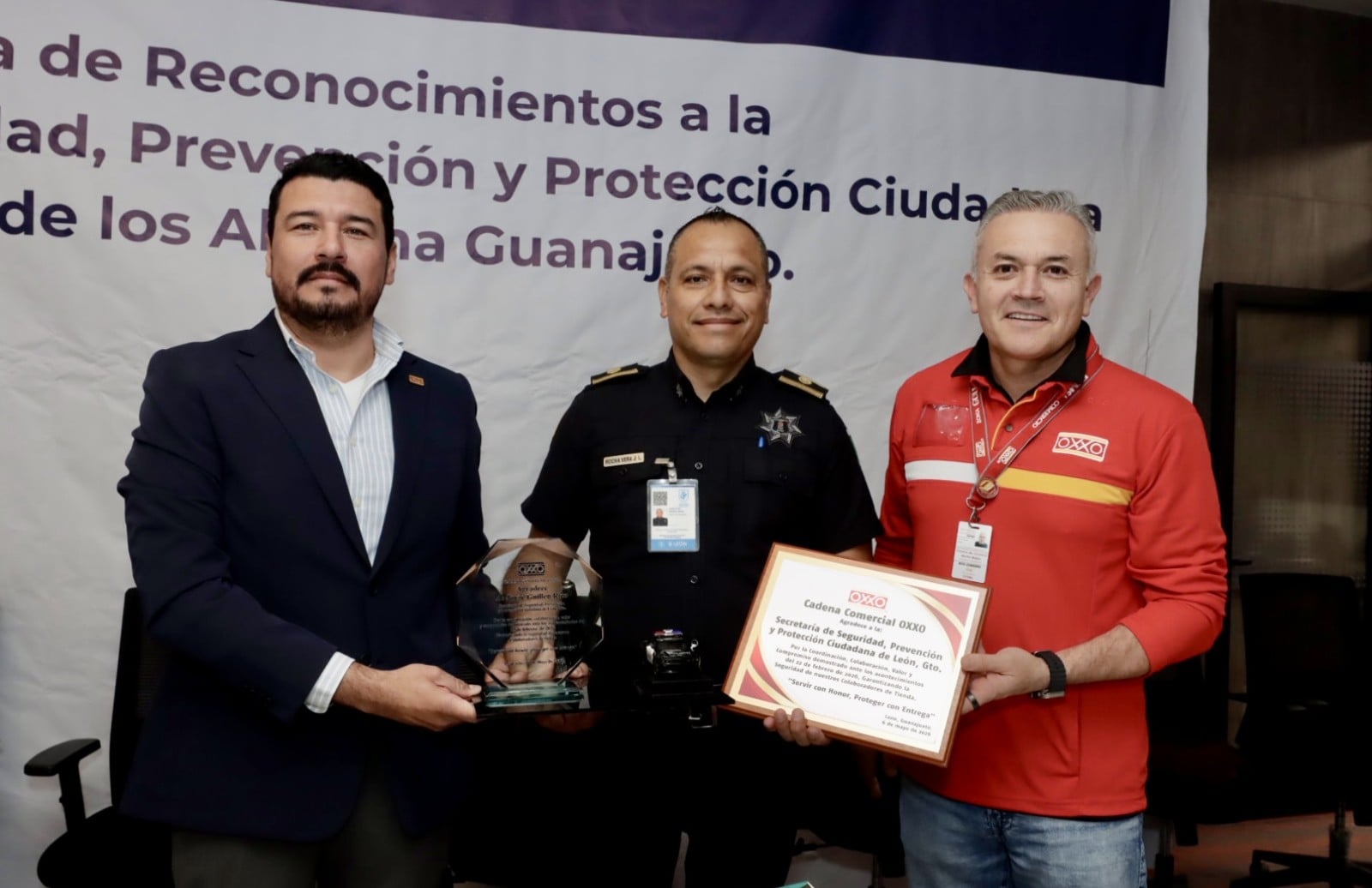 Premia cadena Oxxo a policías y bomberos de León por su valor en ataques de febrero