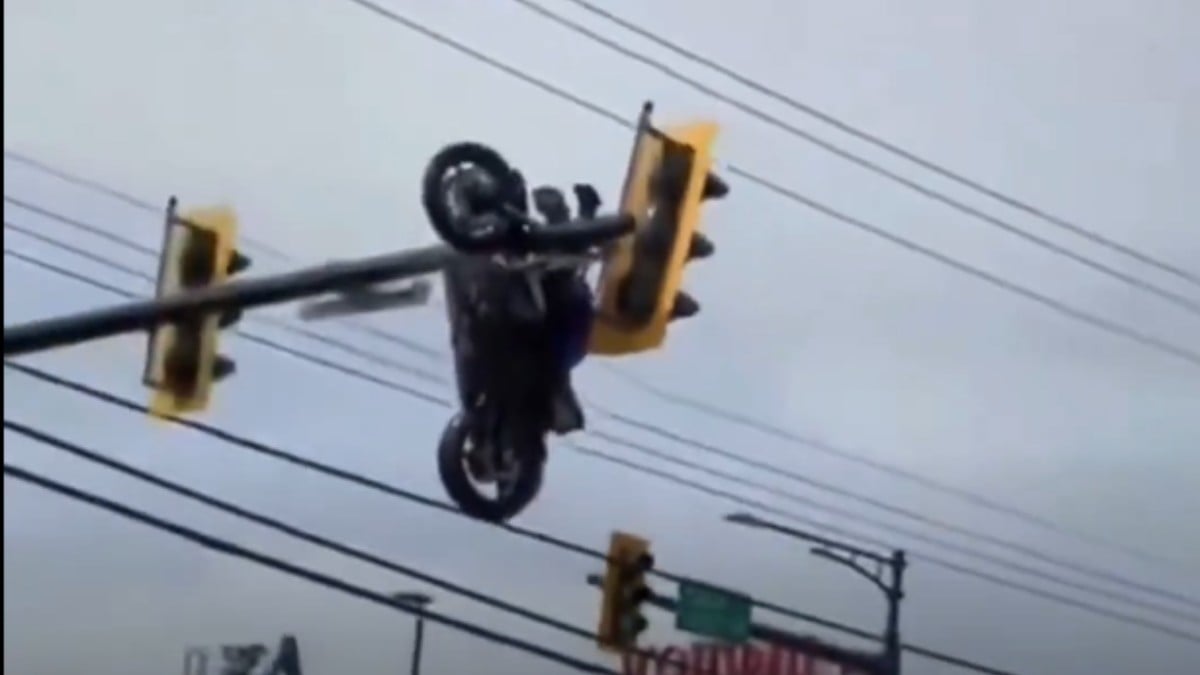 VIDEO Motocicleta queda colgando de un semáforo tras accidente; esto pasó con el conductor