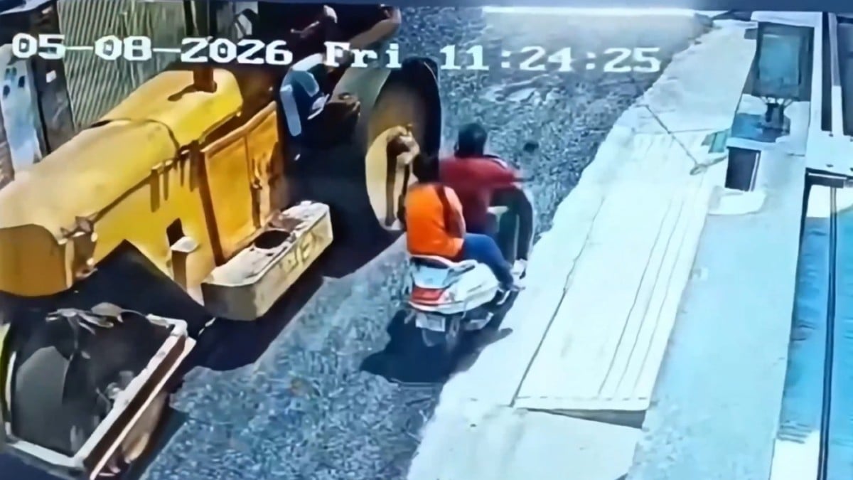 VIDEO FUERTE ¡Tragedia! Hombre y su hija caen de la moto y acaban debajo de una aplanadora