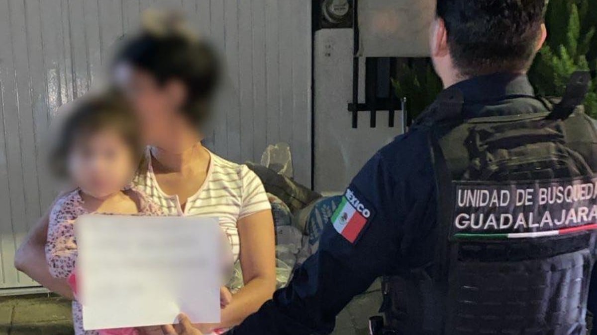 ¡Salió sin que nadie la viera! Policías encuentran a una bebé gateando sola en plena calle