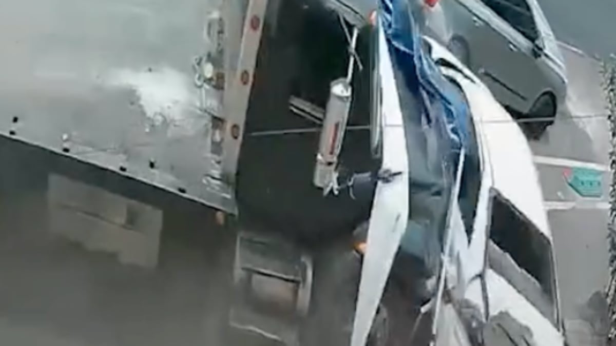 VIDEO ¡Arrasó con todo! Se queda sin frenos y choca múltiples coches