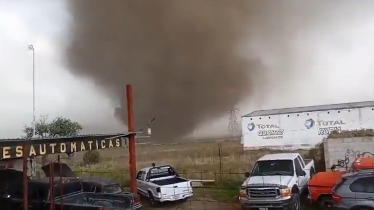VIDEO 'Métanse, ahí viene un tornado': Poderoso torbellino sorprende a este municipio