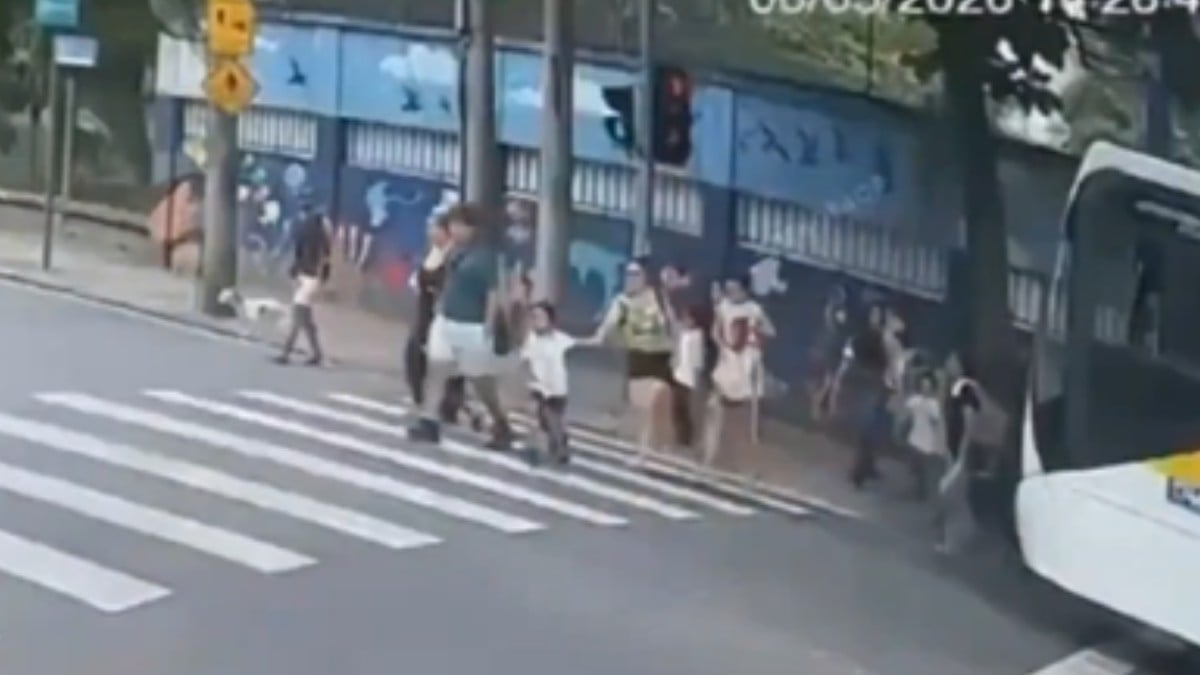 VIDEO Captan momento en que motocicleta atropella a una niña que salía de la escuela