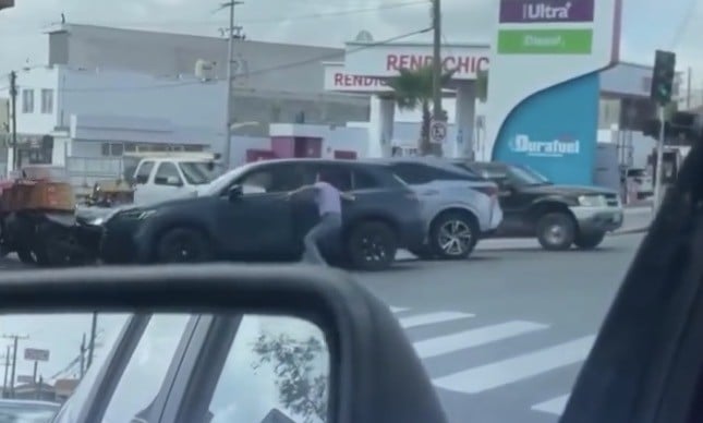 VIDEO Chocó, no puso el freno y volvió a chocar
