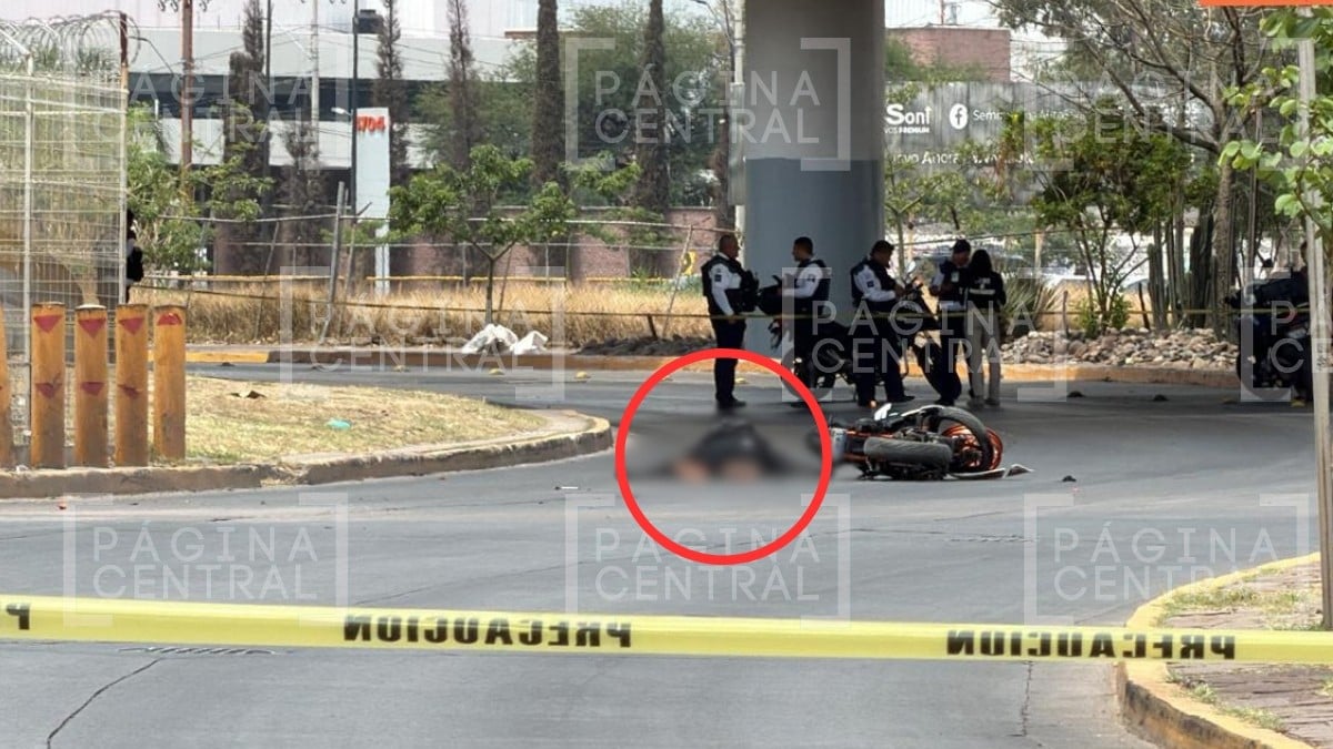 ¡Tragedia! Motociclista murió debajo del distribuidor vial; quedó junto a su moto destrozada