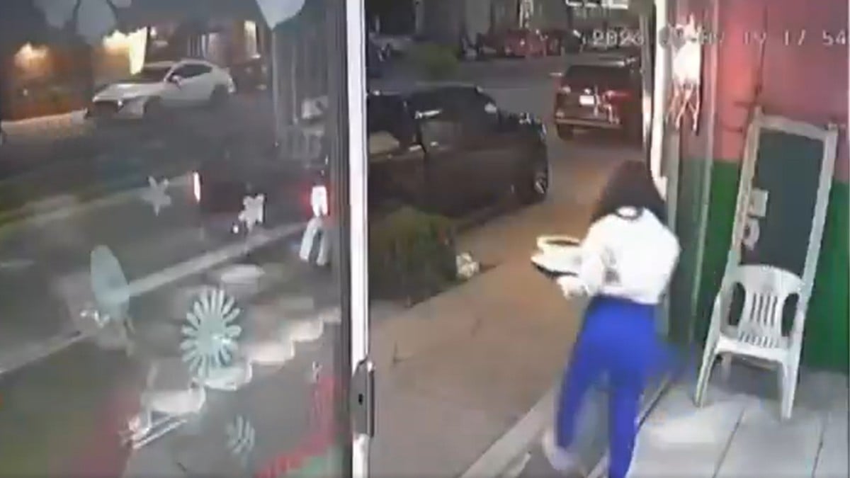 Mujer roba un pastel