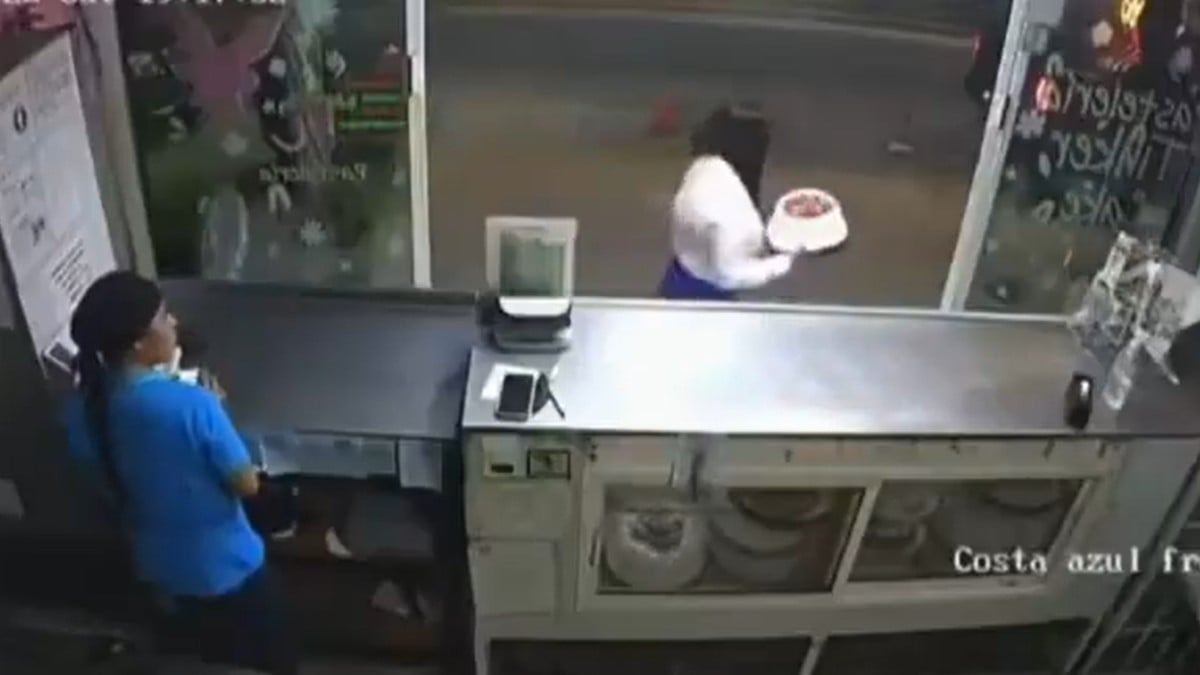 VIDEO ¡Patitas pa qué las quiero! Captan a mujer al llevarse un pastel sin pagar