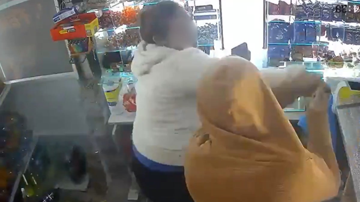 VIDEO ¡No pudo con ella! Empleada de una tienda se enfrenta a asaltante y lo obliga a huir