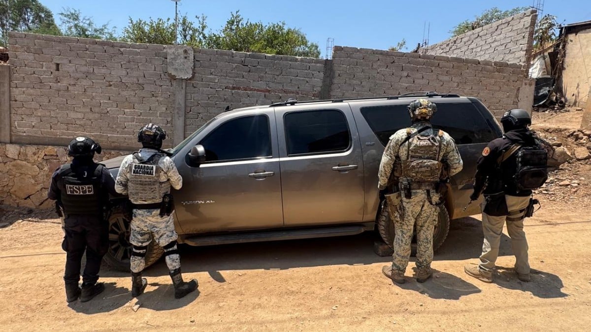Aseguran armamento, equipo táctico y una camioneta robada en Comonfort