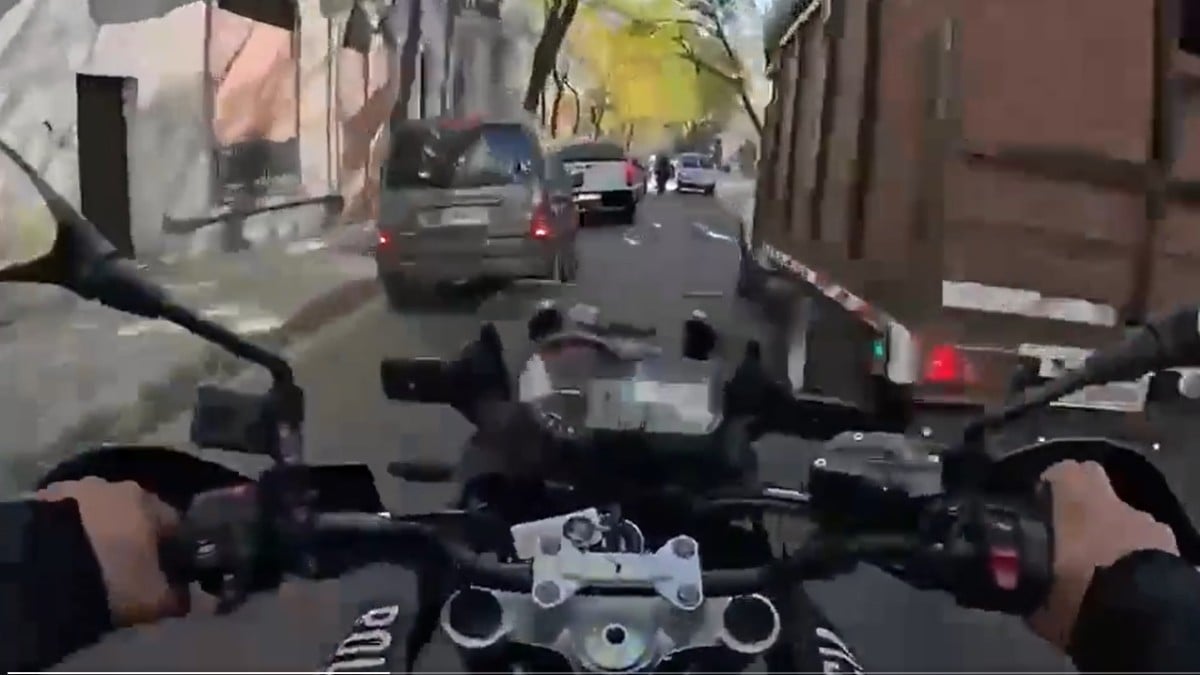 VIDEO ¡A toda velocidad! Cae asaltante en moto tras dramática persecución entre el tráfico