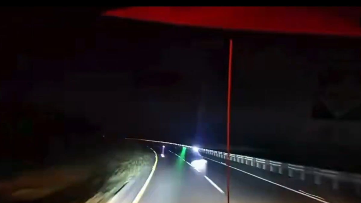VIDEO Presuntos asaltantes intentan detener a trailero con luces láser, pero este los arrolla