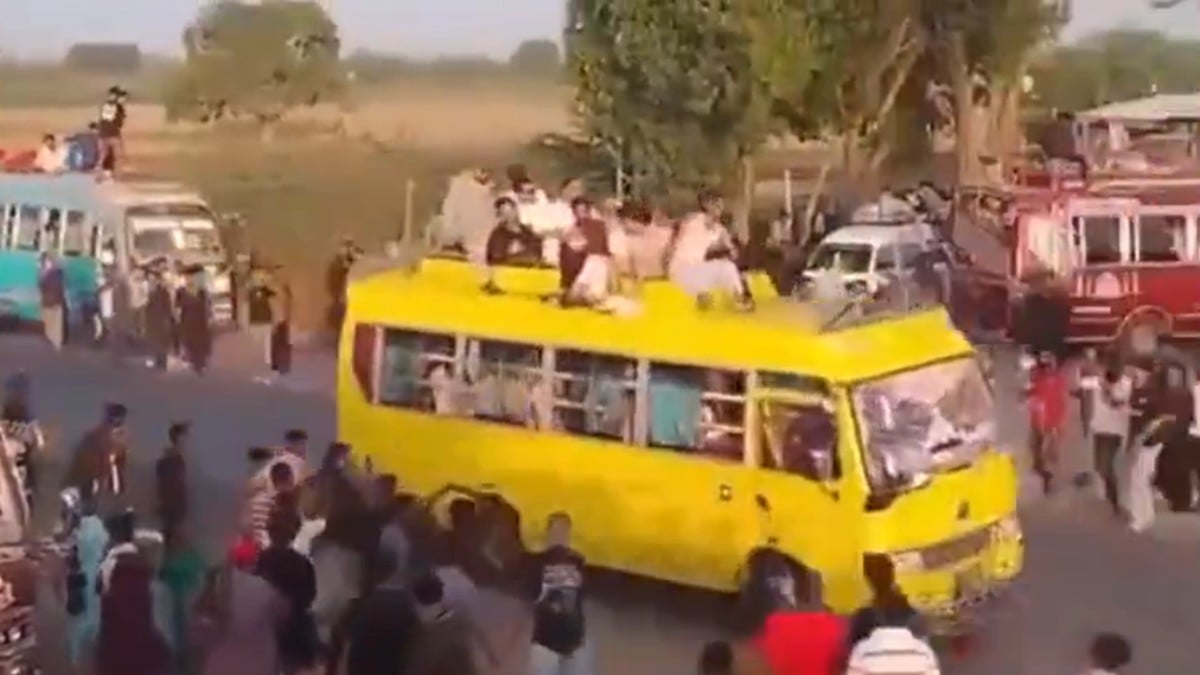 VIDEO FUERTE ¡Tragedia en la carretera! Autobús se vuelca al intentar rebasar otro camión