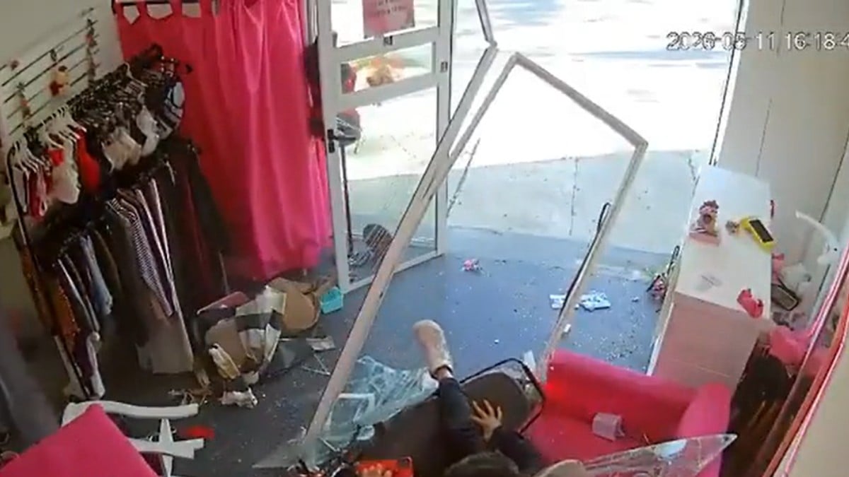 VIDEO ¡Se estrellaron contra una tienda! Menores en moto sufren fuerte accidente
