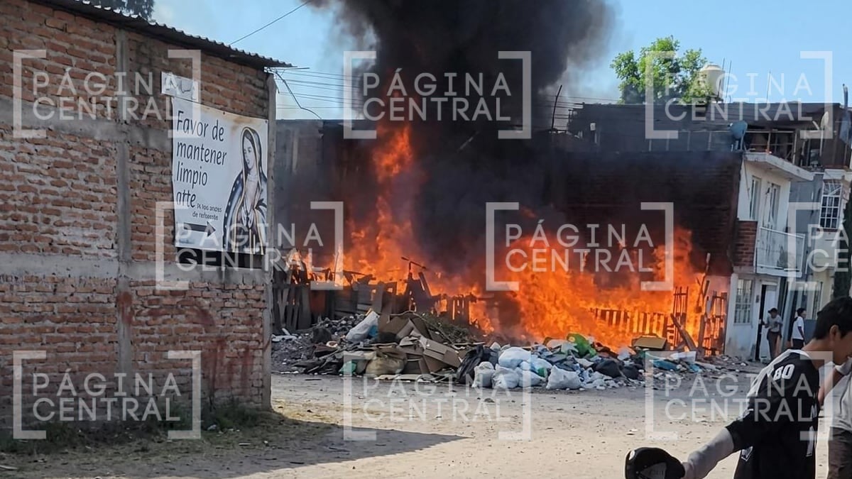 ¡Intensas llamas! Voraz incendio destruye vivienda improvisada en Villas de León