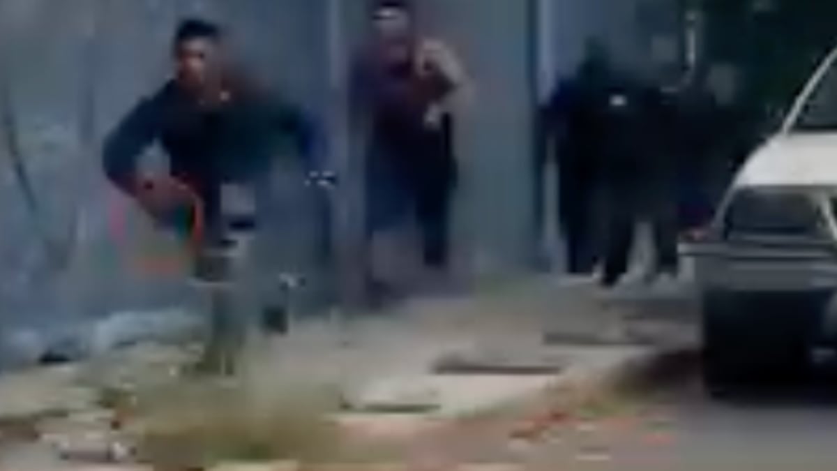 VIDEO ¡De la sudadera! Así ciudadanos detuvieron a un asaltante