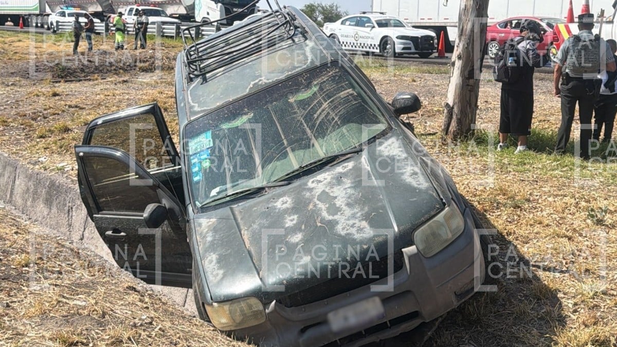 ¡Sustazo! Trailero le da ‘cerrón’ a camioneta y se va a canaleta en la León-Aguascalientes