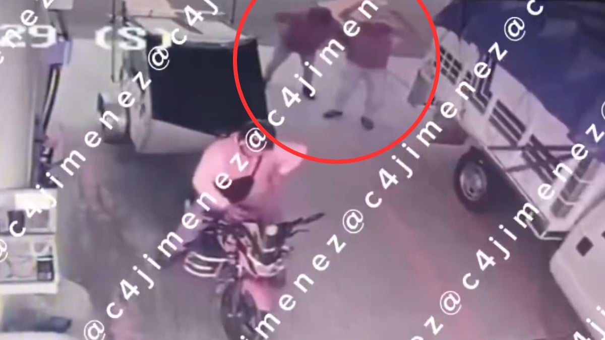 VIDEO Sujetos asaltan a un hombre en una gasolinera, pero víctima les dispara y mata a uno