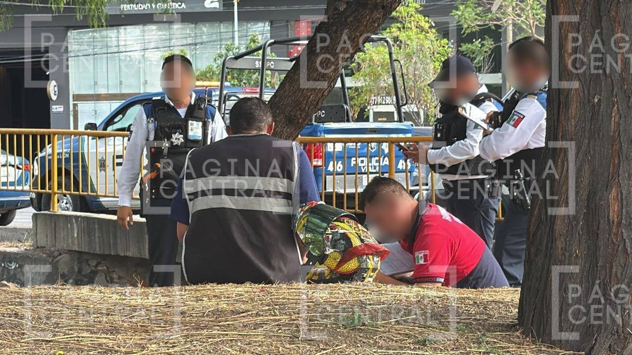 Se pasan el alto y provocan accidente en Juan Alonso de Torres entre auto y moto
