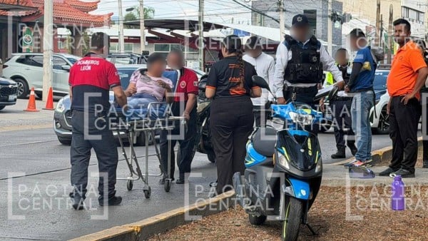 Desnivel en pavimento provoca accidente y deja a mujer motociclista herida; perdió el conocimiento