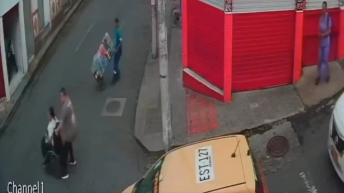 VIDEO ¡Perdió el control! Camión sin frenos atropella a mujer en silla de ruedas
