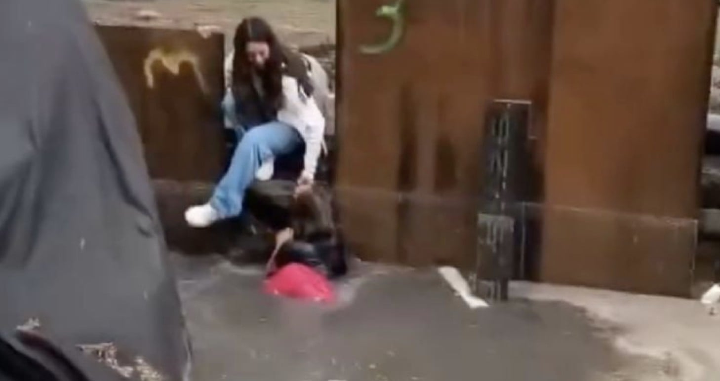 VIDEO “¡Ya van dos que se caen!” Dejan obra sin señalética y caen dos mujeres a zanja