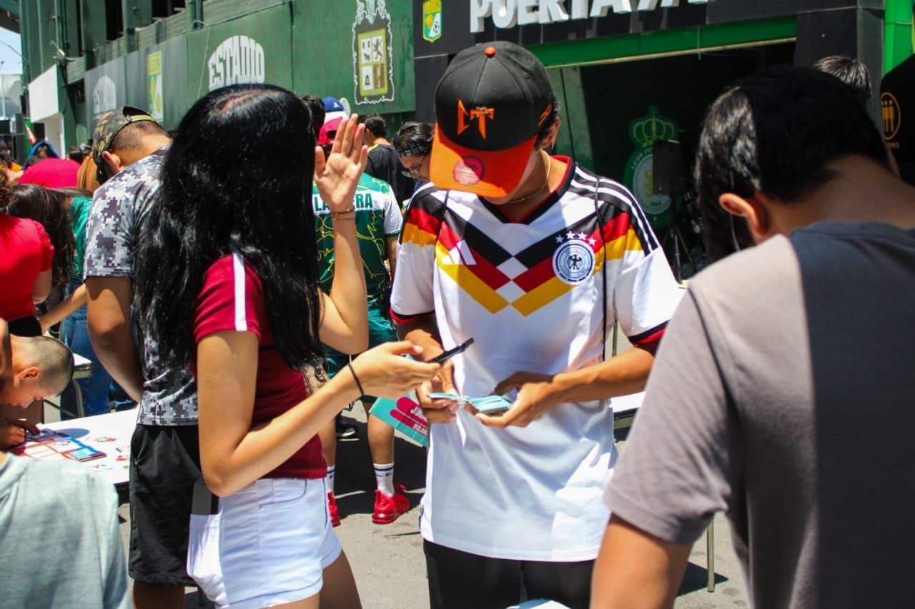 ¡Buscaban a Messi! Intercambio masivo de estampas mundialistas ‘aloca’ aficionados en León