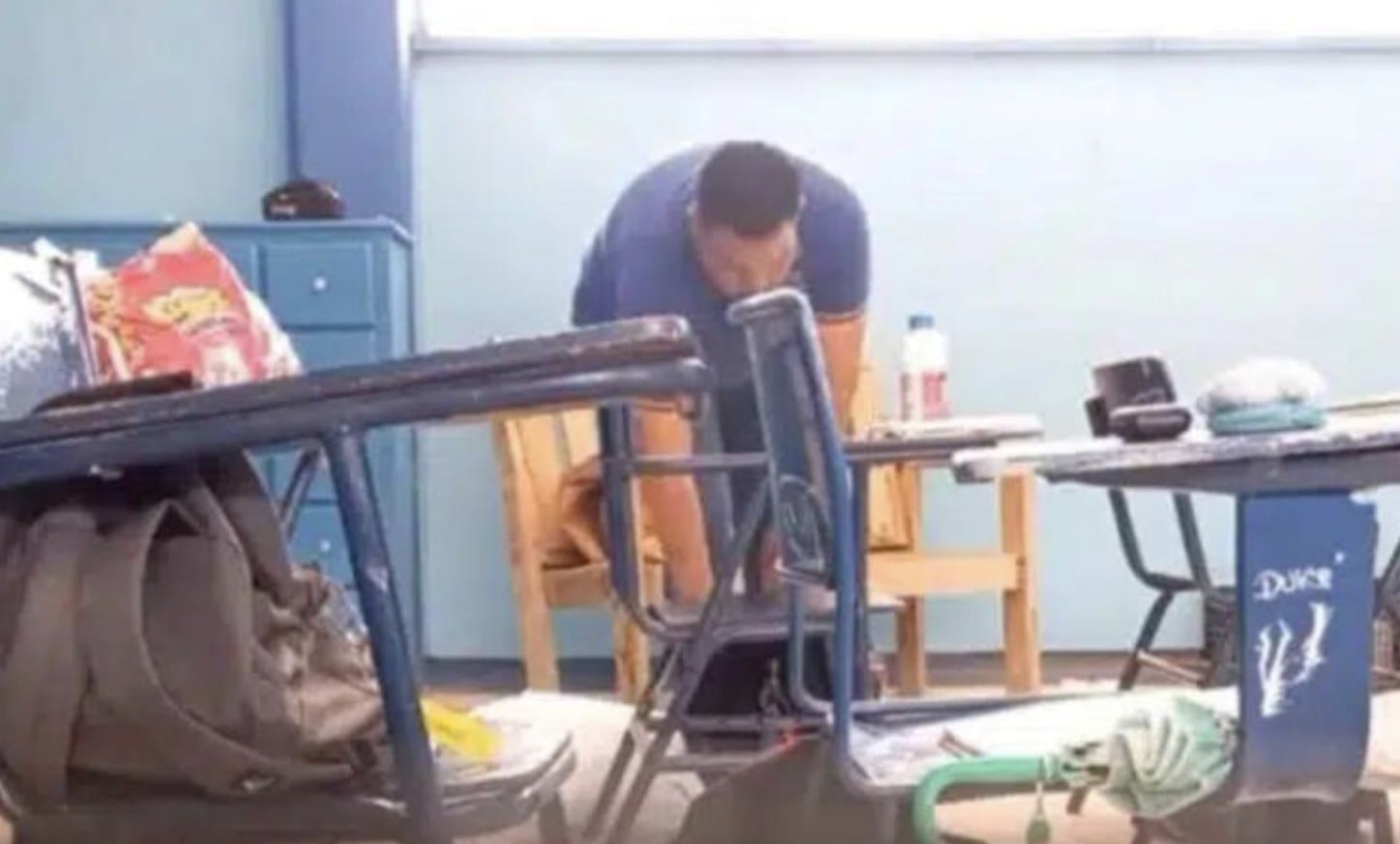 VIDEO Graban a maestro de ética y valores ¡robando cosas de las mochilas de sus alumnos!