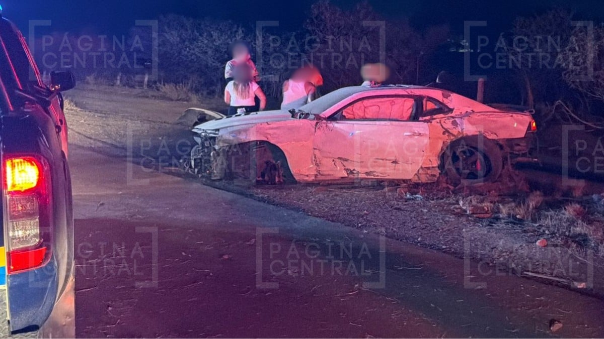 ¡Persecución en el Eje Metropolitano! Camaro iba ‘volando’, chocó con varios postes y volcó