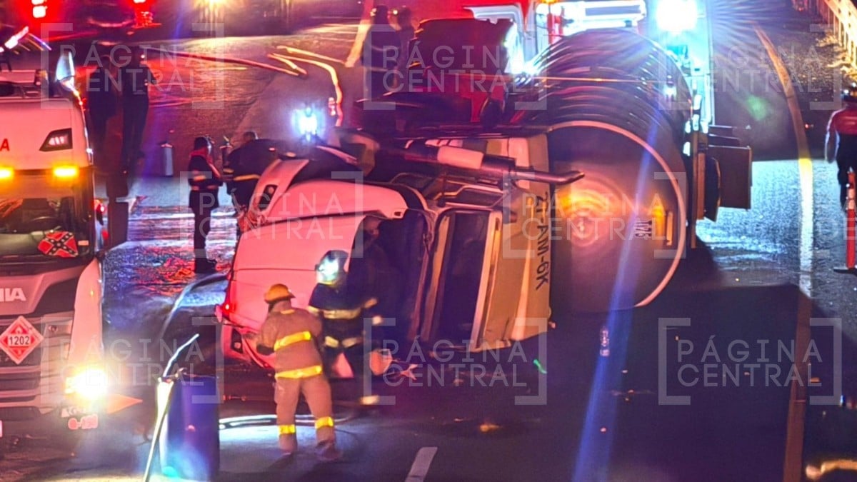 Volcadura de una pipa en la León-Salamanca pone a temblar con miles de litros de combustible