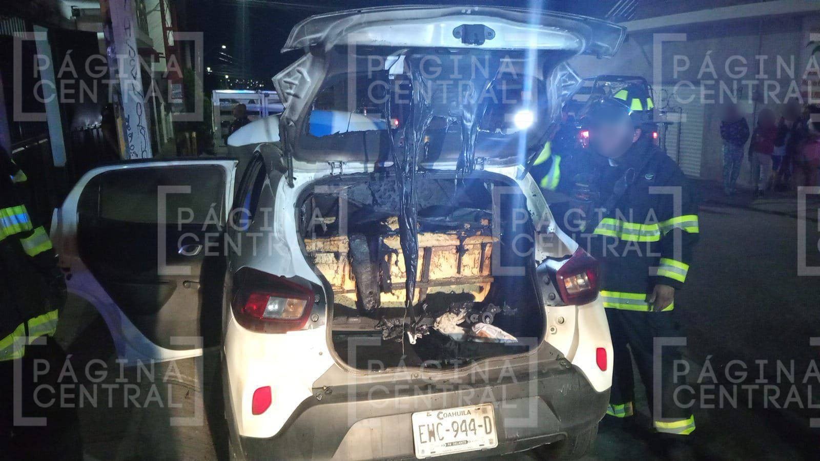 Ataque armado en Lomas del Mirador deja auto calcinado por bomba molotov; hicieron disparos