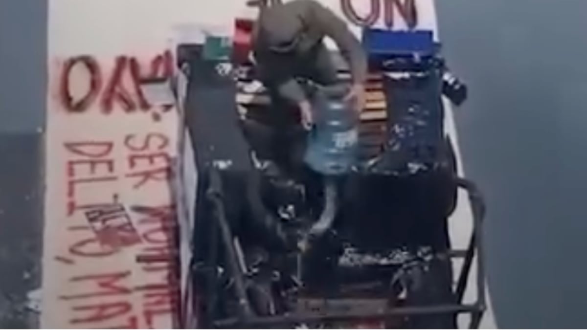 VIDEO ¡Se prendieron! Así incendiaron una patrulla frente a palacio de gobierno