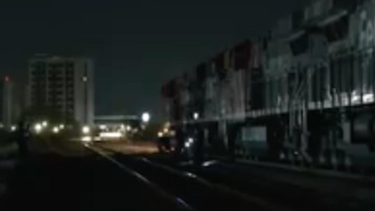 VIDEO ¡Se lo llevó! Sujeto es embestido por la bestia