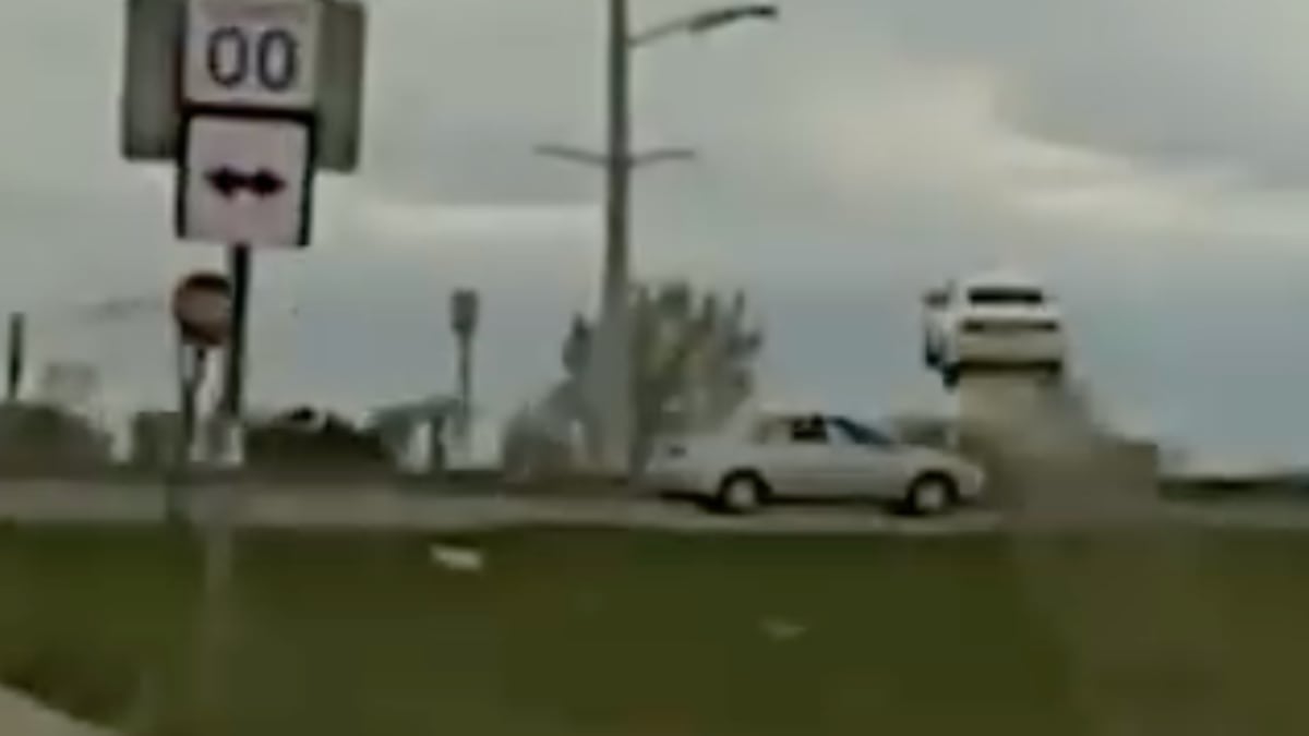 VIDEO ¡A volar! Así salió proyectado un vehículo tras persecución policial