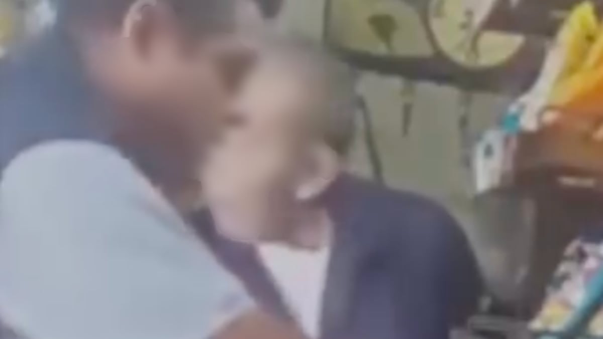 VIDEO ¡Indignante! Presunto despachador roba a abuelito en su tienda