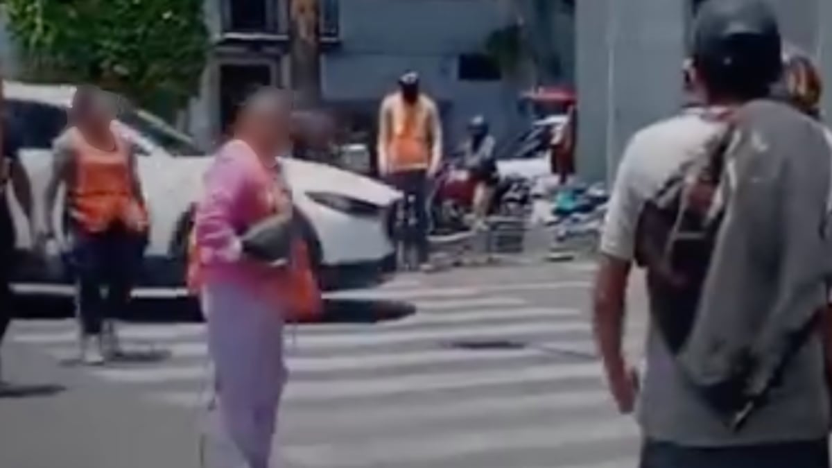 VIDEO ¡Sin mediar palabra! A lo físico mototaxistas y obreros