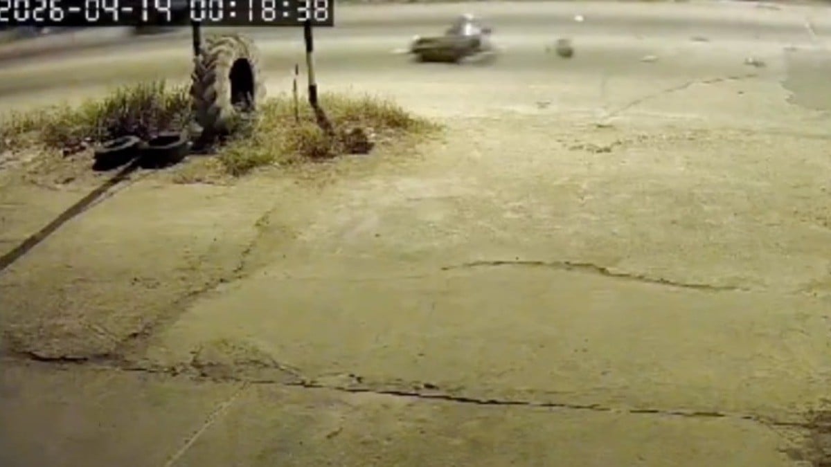 ¡Salió volando! VIDEO Brutal grabación muestra amputación de motociclista en choque