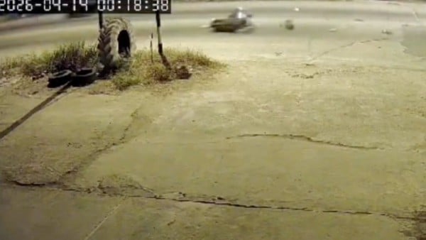¡Salió volando! VIDEO Brutal grabación muestra amputación de motociclista en choque