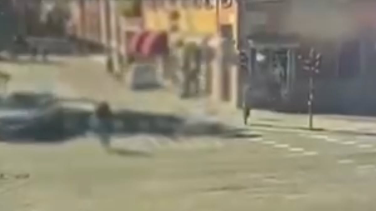 VIDEO ¡Difícil de creer! Atropelló a una multitud, dejó varios heridos