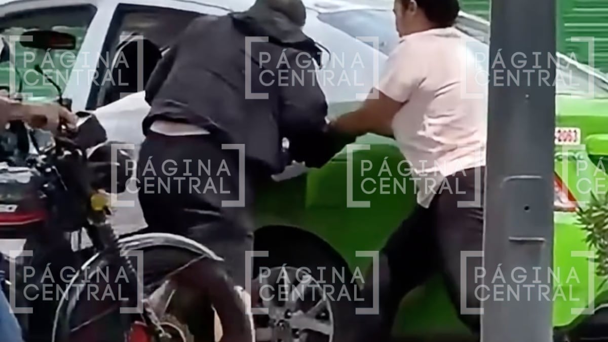 VIDEO Captan pelea entre taxista y una pareja en bulevar Francisco Villa