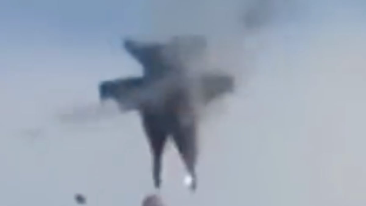 VIDEO ¡Impactantes imágenes! Así dos aviones de combate chocaron en el aire en plena demostración